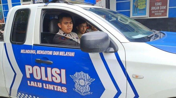 Pengemudi Daihatsu Ayla diamankan Unit Gakkum Satlantas Polres Sukabumi Kota, Kamis (30/11/2023). Mobil Ayla merah itu menabrak lari 8 kendaraan sebelum berhasil dihentikan warga.