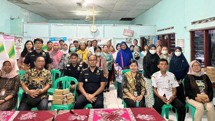 SOSIALISASI - Organisasi Forum Warga Kota (Fakta) Indonesia memberikan sosialisasi bahaya konsumsi minuman berpemanis dalam kemasan (MBDK) kepada warga Mojosongo, Solo, Jawa Tengah, 29 Februari 2024.
