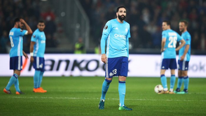 Ekspresi pemain Olympique Marseille, Adil Rami (tengah) dan rekan-rekannya saat timnya melawan FC Red Bull Salzburg dalam laga leg kedua semifinal Liga Europa di Stadion Wals-Siezenheim Red Bull Arena Salzburg, Salzburg, Austria, Jumat (4/5/2018) dini hari WIB.