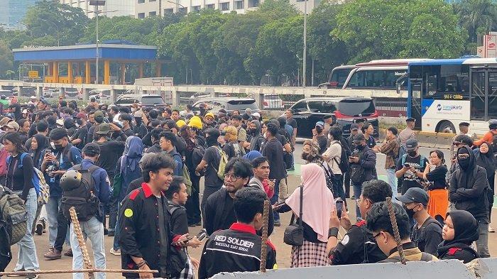DEMO TOLAK RUU TNI - Konten kreator sekaligus Founder Malaka Project, Ferry Irwandi saat mengikuti aksi unjuk rasa penolakan RUU TNI di depan Gedung DPR RI, Senayan, Jakarta, Kamis (27/3/2025) sore. Ferry Irwandi turun langsung berbaur bersama ratusan mahasiswa lainnya.