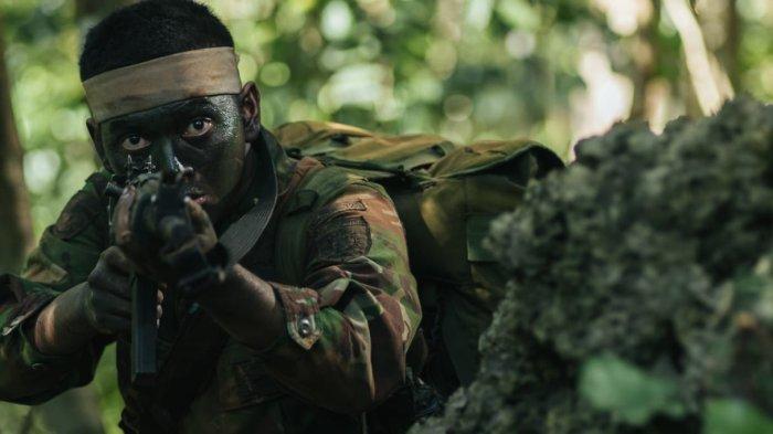 FILM BELIEVE - Aksi Ajil Ditto jadi tentara dalam film drama action Believe yang sempat membuatnya cedera ketika proses syuting dilakukan. (sumber foto istimewa film Believe)