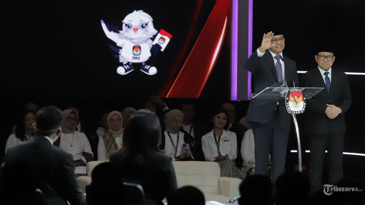 Pasangan Calon Presiden dan Wakil Presiden nomor urut 1 Anies Baswedan dan Muhaimin Iskandar mengikuti debat kelima Calon Presiden Pemilu 2024 di Jakarta Convention Center, Senayan, Jakarta Pusat, Minggu (4/2/2024). Debat kelima mengangkat tema kesejahteraan sosial, kebudayaan, pendidikan, teknologi informasi, kesehatan, ketenagakerjaan,sumber daya manusia dan inklusi. Tribunnews/Jeprima 