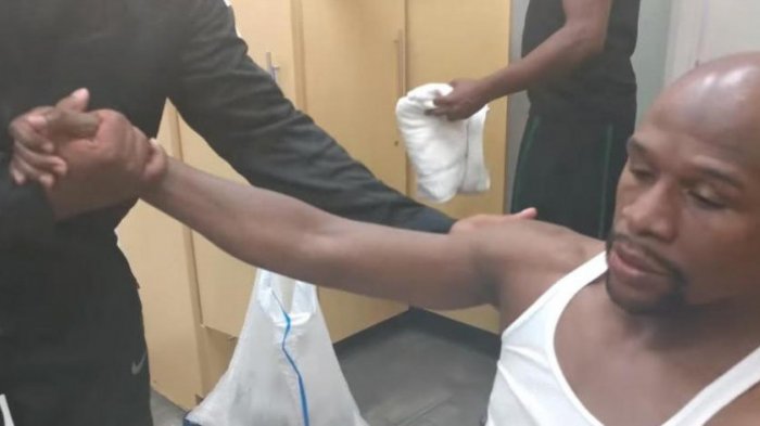 Floyd Mayweather berdiri di tengah ring, bersiap untuk pertandingan