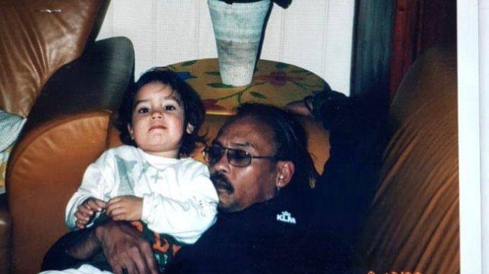 Foto masa kecil Shayne Pattynama bersama almarhum sang ayah