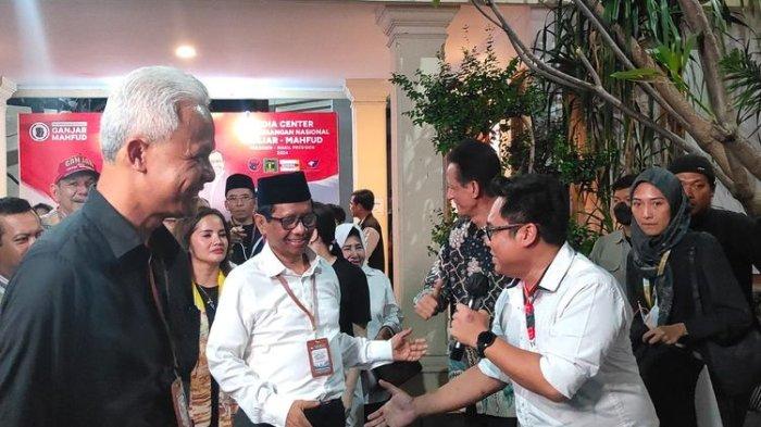 Pasangan calon presiden dan wakil presiden yang diusung PDI-P, PPP, Perindo, Hanura, Ganjar Pranowo-Mahfud MD sebelum bertolak menuju kantor KPU dari Media Center TPN Ganjar-Mahfud, Jalan Cemara 19, Jakarta Pusat, Selasa (14/11/2023)