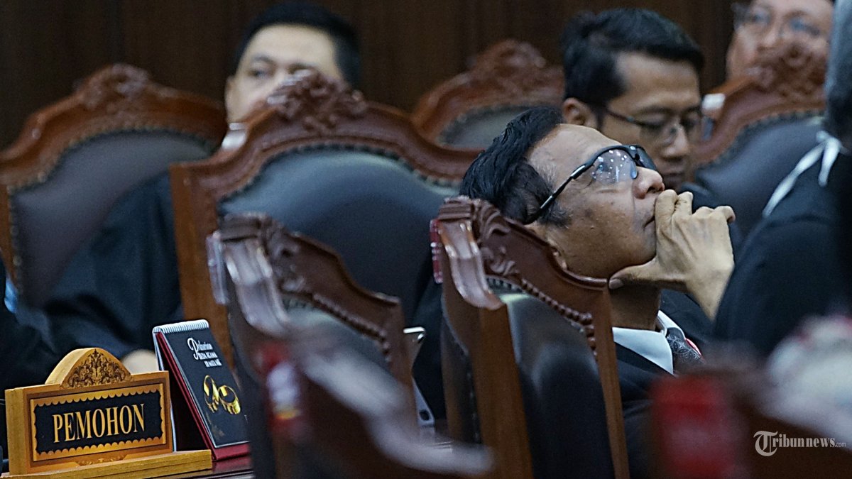 Ekspresi Mahfud MD saat mengikuti persidangan putusan perkara Perselisihan Hasil Pemilihan Pemilu (PHPU) 2024 di Gedung MK, Jakarta Pusat, Senin (22/4/2024). Majelis Hakim Mahkamah Konstitusi (MK) menolak eksepsi yang diajukan oleh Termohon dan Pihak Terkait pada sidang Putusan PHPU 2024. Tribunnews/Jeprima