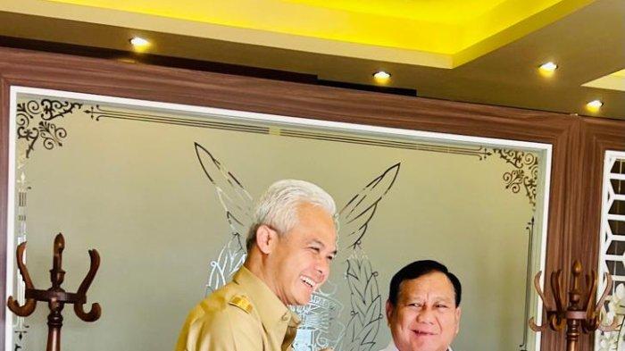Ganjar Pranowo dan Prabowo Subianto bersalaman model salam komando di Bandara Solo.