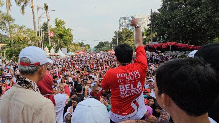 Kegiatan Network for Ganjar President yang dilaksanakan di Jalan Siliwangi, depan Balaikota Cirebon, Minggu (8/10/2023) sore.