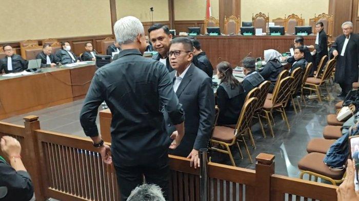 SIDANG HASTO KRISTIYANTO - Pengadilan Tindak Pidana Korupsi Jakarta Pusat menggelar sidang perkara suap dan perintangan penyidikan terdakwa Hasto Kristiyanto, pada Kamis (8/5/2025). Ketua DPP PDI Perjuangan (PDIP), Ganjar Pranowo tampak hadir untuk menyaksikan persidangan.