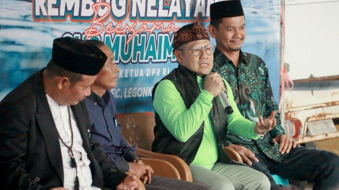 Cawapres nomor urut 1 Muhaimin Iskandar atau Cak Imin saat berdialog dengan nelayan di Desa Mayangan, Subang.