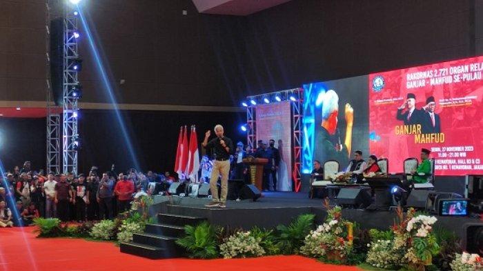 Calon presiden nomor urut 3 Ganjar Pranowo saat hadir di acara Rapat Koordinasi Nasional (Rakornas) organ relawan Ganjar-Mahfud se-Jawa di Hall B Jiexpo Kemayoran, Jakarta Pusat, Senin (27/11/2023).