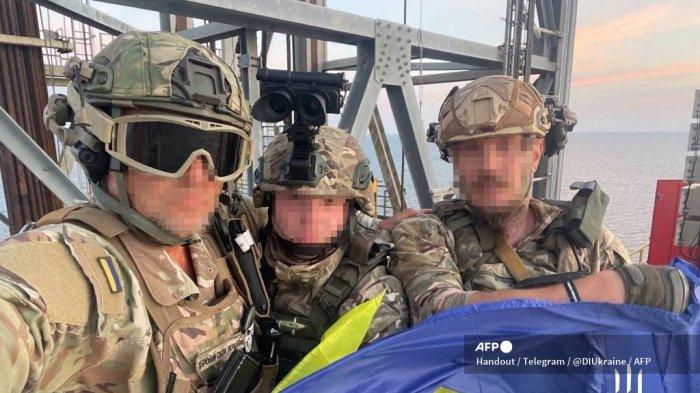 Foto selebaran tak bertanggal yang diposting pada 11 September 2023 di akun Telegram Intelijen Pertahanan Kementerian Pertahanan Ukraina ini dilaporkan memperlihatkan anggota militer Ukraina berdiri di anjungan pengeboran minyak dan gas di Laut Hitam. Pasukan Ukraina telah merebut kembali kendali atas platform pengeboran minyak dan gas di Laut Hitam yang telah dikuasai oleh Moskow sejak tahun 2015, Kyiv mengumumkan pada 11 September 2023. 