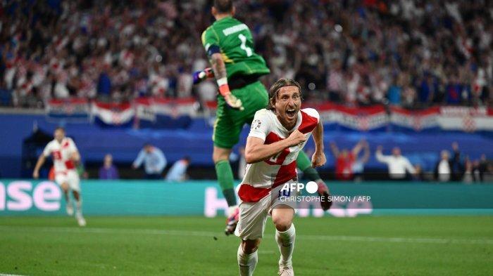 Gelandang Kroasia #10 Luka Modric merayakan gol pertama timnya pada pertandingan sepak bola Grup B UEFA Euro 2024 antara Kroasia dan Italia di Stadion Leipzig di Leipzig pada 24 Juni 2024. (Foto oleh Christophe SIMON / AFP)