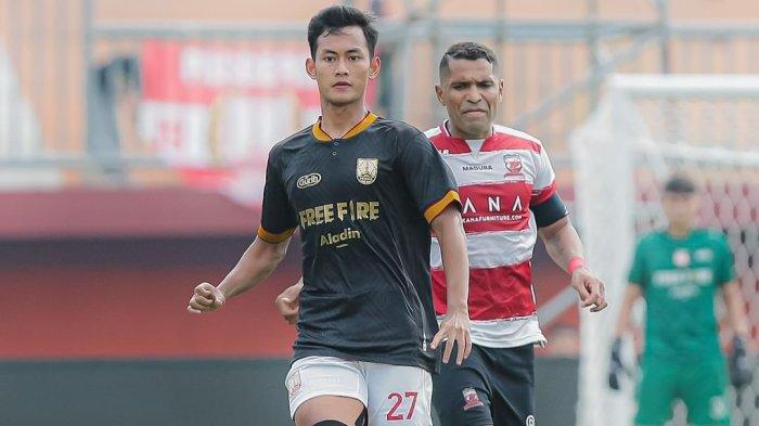 Gelandang Persis Solo, M Kanu membawa bola di depan striker Madura United Alberto Goncalves pada pertandingan Liga 1 2022 pekan 23, Senin (6/2/2023) sore WIB.