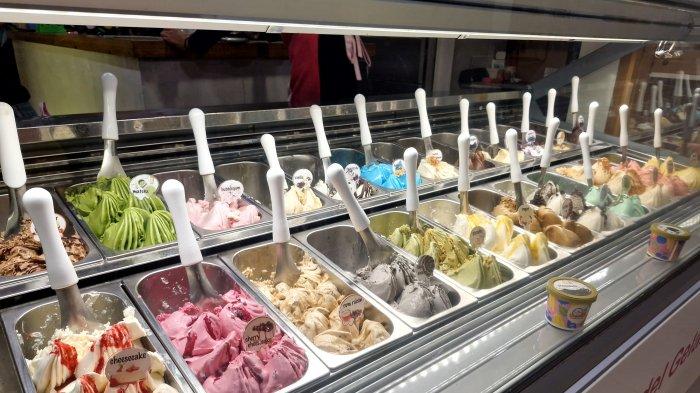 ES KRIM GELATO. Foto diambil pada 4 Mei 2025 menunjukkan etalase di La Moda Del Gelato.