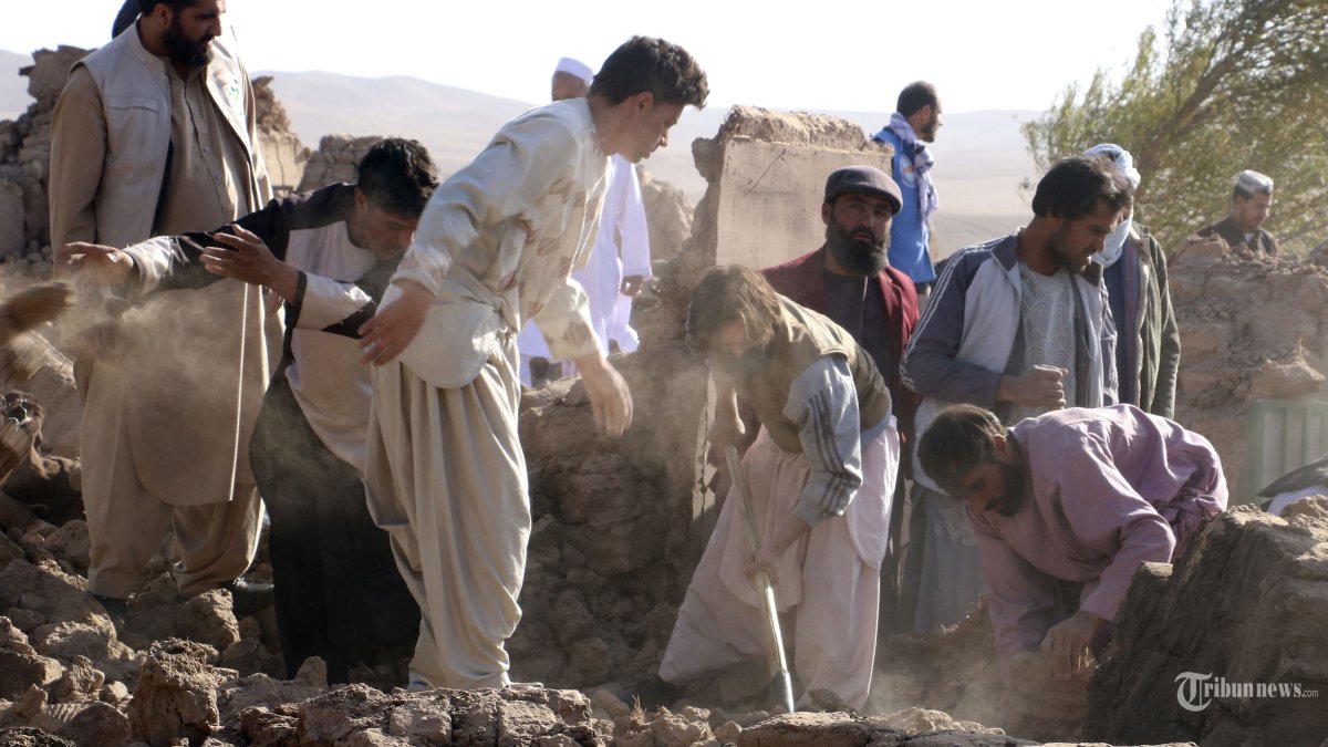 Pria Afghanistan mencari korban setelah gempa bumi di distrik Zenda Jan di provinsi Herat, Afghanistan barat, Minggu, 8 Oktober 2023. Gempa bumi dahsyat menewaskan sedikitnya 2.000 orang di Afghanistan barat, kata juru bicara pemerintah Taliban, Minggu. Ini adalah salah satu gempa bumi paling mematikan yang melanda negara ini dalam dua dekade. (AP Photo/Omid Haqjoo)