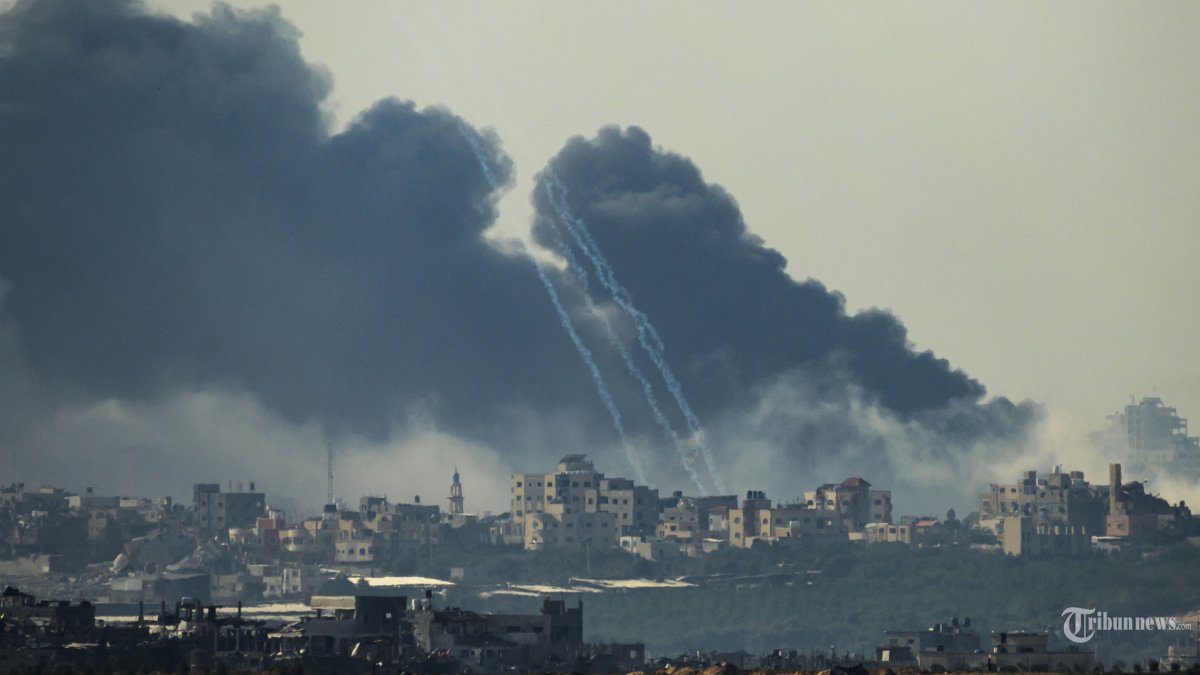 Gambar yang diambil dari Israel selatan dekat perbatasan dengan Jalur Gaza ini menunjukkan asap mengepul dari gedung-gedung setelah terkena serangan Israel dalam pertempuran antara Israel dan militan Hamas, pada 1 Desember 2023. Gencatan senjata sementara antara Israel dan Hamas berakhir pada 1 Desember , dengan tentara Israel mengatakan operasi tempur telah dilanjutkan, menuduh Hamas melanggar jeda operasional. (Photo by John MACDOUGALL / AFP)