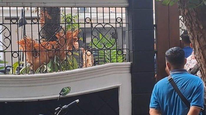 Wali Kota Solo, Gibran Rakabuming Raka, menyambangi kediaman Ketum Demokrat Agus Harimurti Yudhoyono (AHY) di Jalan Prapanca Raya, Jakarta Selatan, Minggu (22/10/2023).