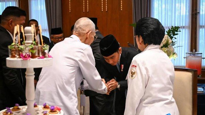 GIBRAN DAN TRY SUTRISNO - Wakil Presiden RI Gibran Rakabuming Raka menyalami Mantan Wakil Presiden RI Try Sutrisno sebelum upacara Peringatan Hari Lahir Pancasila 2025, Senin (2/6/2025).