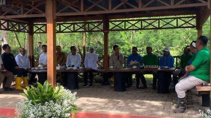 GIBRAN KUNJUNGI BONDOWOSO - Wakil Presiden RI, Gibran Rakabuming Raka saat berdialog dengan para petani kopi di Kebun Kalisat Jampit, Kecamatan Ijen, Bondowoso, pada Selasa (24/6/2025)