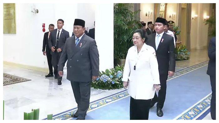 GIBRAN PRABOWO MEGA - Dalam foto: Momen ketika Wakil Presiden RI Gibran Rakabuming Raka berjalan sendirian di belakang Presiden RI Prabowo Subaianto yang melangkah berdampingan dengan Ketua Umum PDIP Megawati Soekarnoputri di Gedung Pancasila, Kantor Kementerian Luar Negeri RI, Jakarta, Senin (2/6/2025).