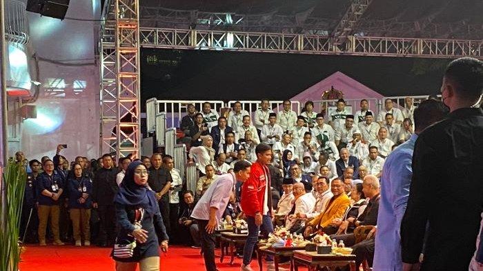 Calon Wakil Presiden RI Gibran Rakabuming Raka menghampiri Ketua Umum PDI Perjuangan Megawati Soekarnoputri