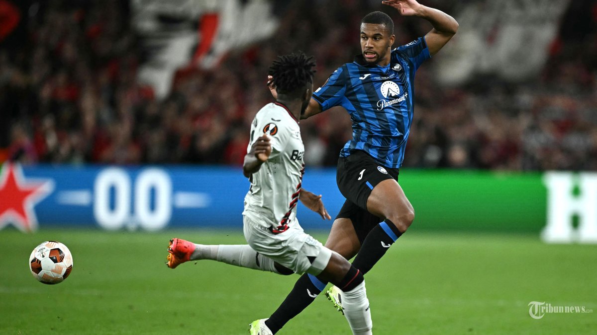 AKSI PEMAIN LEVERKUSEN - Bek Atalanta Swedia #04 Isak Hien (kanan) berebut bola dengan bek Burkinabe Bayer Leverkusen #12 Edmond Tapsoba selama pertandingan sepak bola final Liga Eropa UEFA antara Atalanta dan Bayer Leverkusen di stadion Dublin Arena, di Dublin, pada 22 Mei 2024. (Photo by Ben Stansall / AFP)