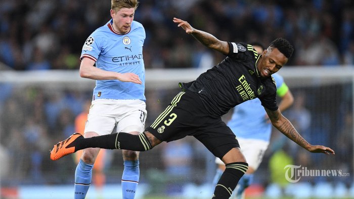 Gelandang Belgia Manchester City Kevin De Bruyne (Kiri) bersaing dengan bek Real Madrid Brasil Eder Militao selama pertandingan sepak bola semifinal Liga Champions leg kedua antara Manchester City dan Real Madrid di Stadion Etihad di Manchester, barat laut Inggris, pada 17 Mei , 2023.
 (Photo by Oli SCARFF / AFP)