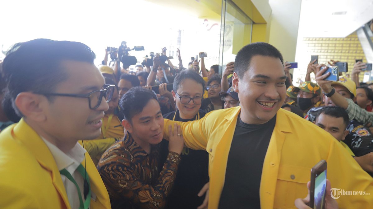 Walikota Solo Gibran Rakabuming Raka menghadiri acara Rapimnas Partai Golkar di Kantor DPP Partai Golkar, Jakarta Barat, Sabtu (21/10/2023). Pada acara tersebut Partai Golkar menyerahkan langsung surat dukungan kepada Walikota Solo Gibran Rakabuming Raka sebagai Calon Wakil Presiden 2024 mendampingi Calon Presiden Prabowo Subianto. Tribunnews/Jeprima 