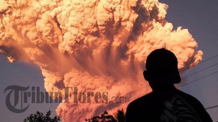 WARGA BERHAMBURAN - Warga di Desa Talibura Kecamatan Talibura, Kabupaten Sikka panik dan lari berhamburan ke jalan Trans Flores Maumere -Larantuka pasca erupsi gunung Lewotobi Laki-laki, Selasa (17/6/2025).