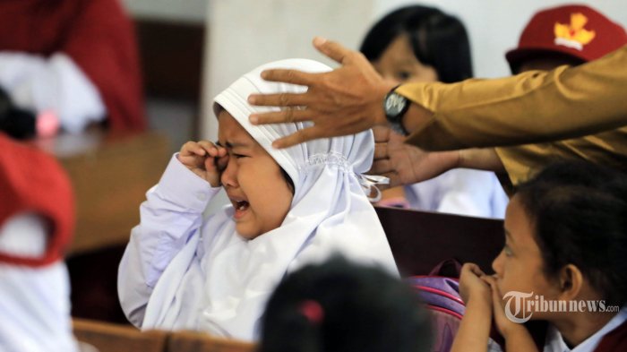 Beragam ekspresi murid kelas 1 Sekolah Dasar (SD) saat mengikuti kegiatan pengenalan murid pada hari pertama sekolah di SD Negeri Inpres I Toddopuli, Makassar, Sulsel, Senin (15/7/2019). Nampak orang tua murid masuk kedalam kelas untuk mendapingi dan menunggu anaknya pada hari pertama masuk sekolah tahun ajaran 2019/2020 yang dilaksanakan secara serentak di Indonesia. TRIBUN TIMUR/SANOVRA JR