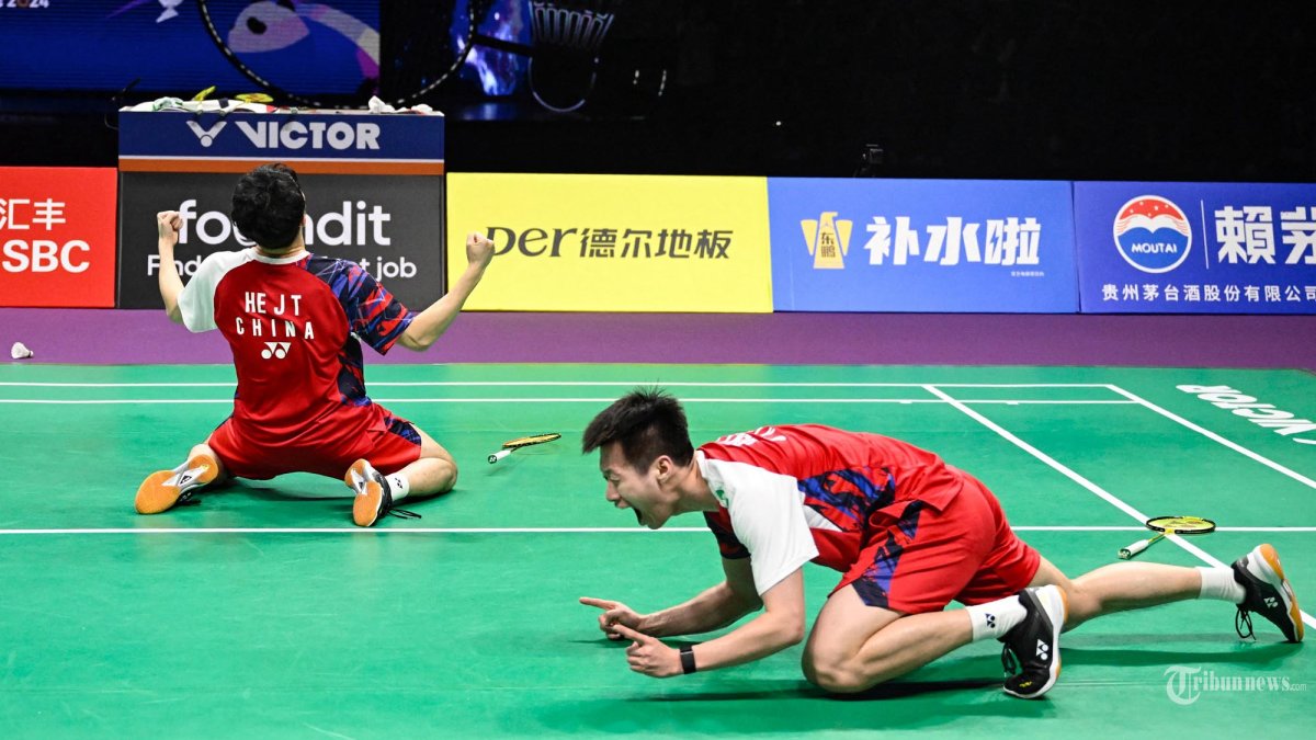 He Jiting (Kiri) dan Ren Xiangyu dari Tiongkok melakukan selebrasi setelah menang melawan Muhammad Shohibul Fikri dan Bagas Maulana dari Indonesia pada pertandingan final ganda putra di turnamen bulu tangkis Piala Thomas dan Uber di Chengdu, di provinsi Sichuan barat daya Tiongkok pada 5 Mei 2024. (WANG Zhao / AFP)