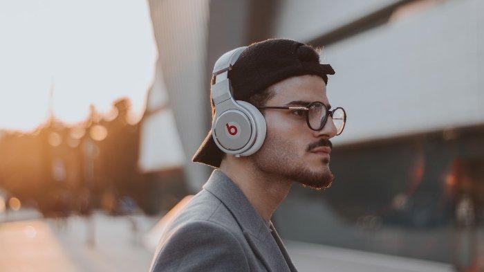 Ilustrasi penggunaan headphone terlalu sering dapat memberikan dampak buruk pada telinga