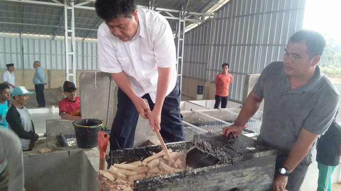 Hidayat Arsani mencoba mesin penggiling ubi untuk menghasilkan tapioka di Pabrik Sadai yang baru ia resmikan Selasa (14/2/2017).