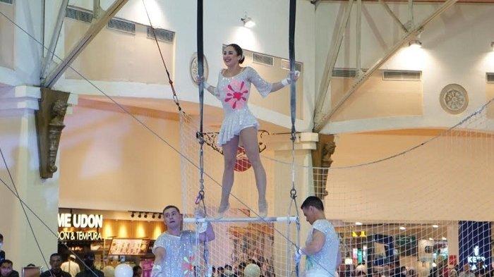 Pemain Sirkus asal Rusia Tertantang Lakukan Flying Trapeze di Mal Jakarta