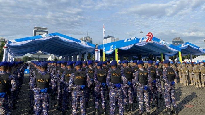 HUT BHAYANGKARA - Peringatan Hari Ulang Tahun (HUT) ke-79 Bhayangkara yang digelar di kawasan Monas, Jakarta, Selasa (1/7/2025), tampil berbeda dari tahun-tahun sebelumnya. Jika biasanya didominasi warna merah, tahun ini seluruh elemen visual berubah menjadi serba biru muda.