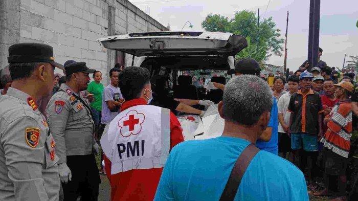 KECELAKAAN KERETA GROBOGAN - Kecelakaan maut terjadi di perlintasan sebidang kereta api yang terletak di Km 13+7, antara Stasiun Jambon dan Stasiun Gambringan, tepatnya di Desa Boloh, Kecamatan Toroh, Kabupaten Grobogan, Jawa Tengah, pada Senin (26/5/2025). Seorang ibu dan anak balitanya tewas tertabrak Kereta Api Blora Jaya.
