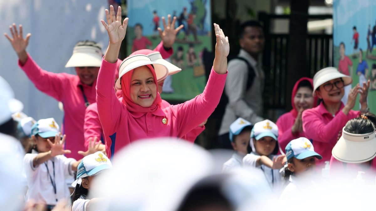 MAIN BERSAMA - Ibu Negara Iriana Joko Widodo mengangkat tangan usai mengikuti cuci tangan bersama di SDN Pakis III/370 Pakis, Kec Sawahan Surabaya, Kamis (26/10/2023). Pada kunjungan ini Ibu Negara Iriana, Ibu Wury beserta Oase Kabinet Indonesia Maju mengikuti berbagai kegiatan sekolah yang diantaranya, Cuci tangan, senam dan permainan tradisional bersama dengan siswa.

SURYA/HABIBUR ROHMAN