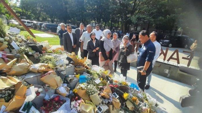 IBUNDA ARGO ERICKO - Ibunda almarhum Argo Ericko Achfandi (19), Meliana (tengah) menengok area yang digunakan civitas akademika FH UGM untuk berkabung setelah kepergian Argo, Rabu (28/5/2025). Ibunda Argo menolak damai dengan pengemudi mobil BMW, Christiano Tarigan, yang menabrak anaknya hingga tewas.