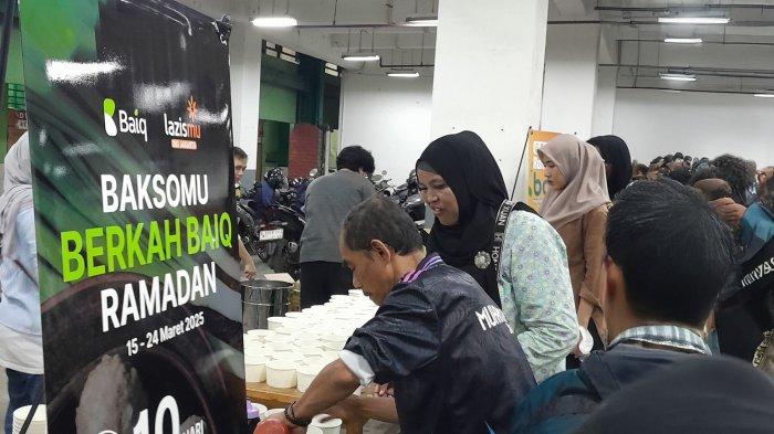 BERBUKA PUASA - Lembaga amal Muhammadiyah Lazismu berbagi menu berbuka puasa 1.000 porsi mangkok bakso kepada masyarakat.