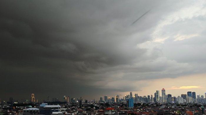 PENENTUAN AWAL RAMADAN - Pemantauan hilal di rooftop Kanwil Kementerian Agama DKI Jakarta, Jatinegara, Jakarta Timur, Jumat (28/2/2025). Tim hisap rukiyat Kanwil Kemenag Jakarta, Hipni Aseni  mengatakan Hilal tak terlihat.Â
