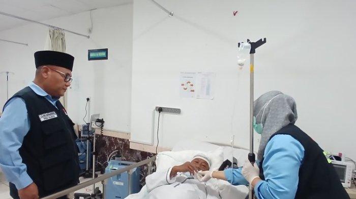 JEMAAH HAJI RI DIRAWAT - Puluhan jemaah haji Indonesia di Arab Saudi terkonfirmasi positif covid-19. Kementerian Kesehatan (Kemenkes RI) mencatat hingga 17 Juni 2025 pukul 16.00 WAS, terdapat 32 orang jamaah yang positif covid-19. Kepala Pusat Kesehatan Haji di Klinik Kesehatan Haji Indonesia (KKHI) Daerah Kerja Makkah Liliek Marhaendro Susilo menyebut, puluhan jemaah itu mengalami gejala demam, sesak nafas hingga harus dirujuk ke RS Arab Saudi (RSAS) di Madinah dan Makkah.