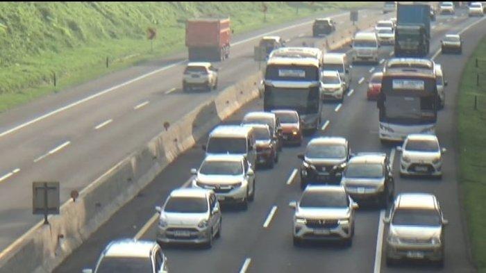 ARUS LALU LINTAS - Ilustrasi Kepadatan arus lalu lintas di Tol Cipularang arah Bandung, tepatnya di KM 80-83 wilayah Jatiluhur, Purwakarta, Kamis (29/5/2025) pagi. Jasamarga Metropolitan Tollroad Regional Division belum memberikan tanggapan terkait pergerakan tanah di Purwakarta yang berpotensi hingga ke Tol Cipularang.