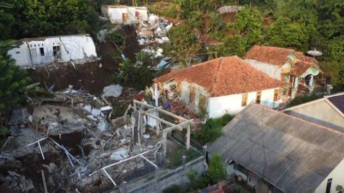 BENCANA TANAH BERGERAK - Foto udara kondisi rumah yang ambruk akibat pergerakan tanah di Kampung Cigintung, Desa Pasirmunjul, Kecamatan Sukatani, Kabupaten Purwakarta, Jawa Barat.