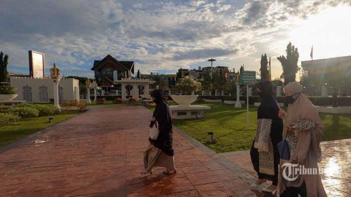 SHALAT IDUL ADHA 1441 H - Umat Islam melaksanakan Shalat Idul Adha 1441 Hijriah di halaman Masjid Raya Baiturrahman, Banda Aceh, Jumat (31/7/2020). 