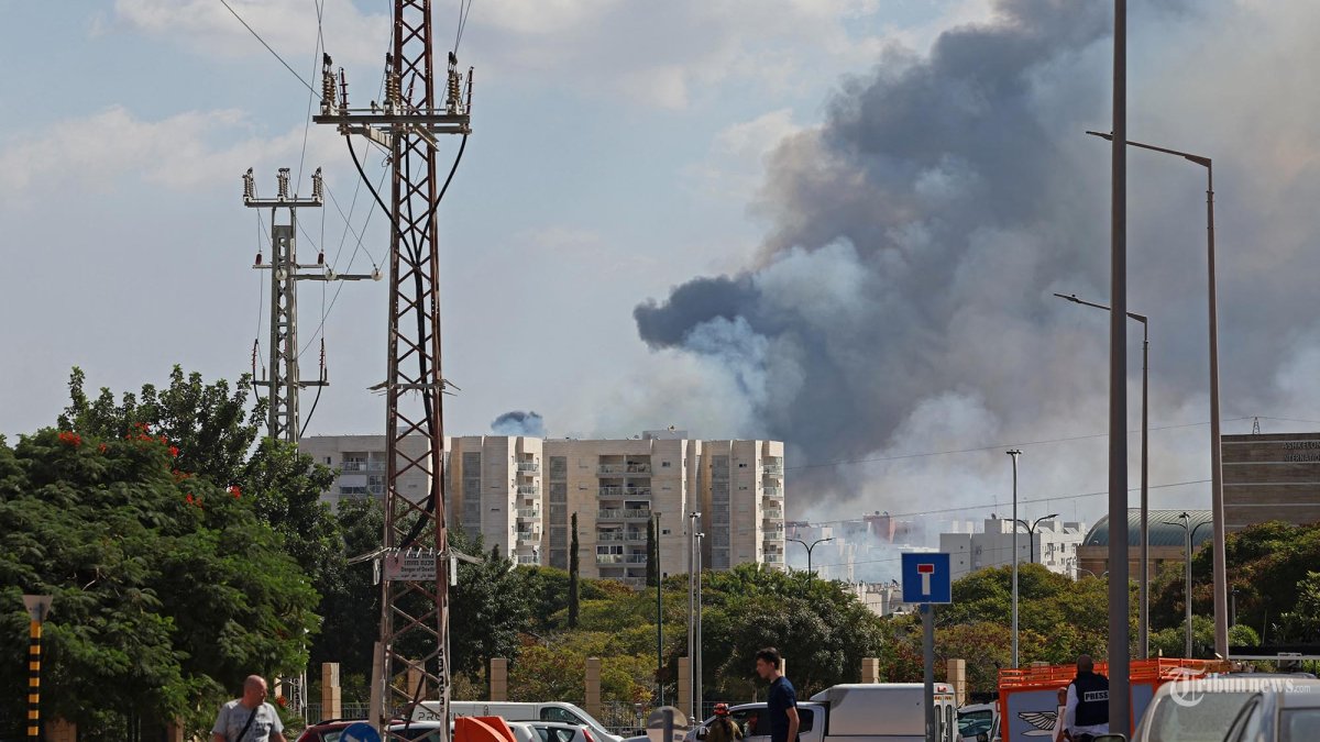 Asap mengepul di Ashkelon pada 7 Oktober 2023, ketika rentetan roket ditembakkan dari daerah kantong Palestina ke wilayah Israel. Rentetan roket ditembakkan ke Israel dari Jalur Gaza saat fajar ketika militan dari daerah kantong Palestina yang diblokade menyusup ke Israel, dan setidaknya satu orang tewas, kata tentara dan petugas medis. (AHMAD GHARABLI/AFP)