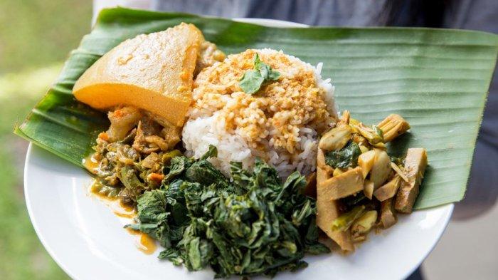 Bahan-bahan daun singkong masakan Padang yang segar dan berkualitas