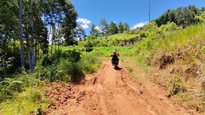 KAKEK MENINGGAL - Jalan menuju Rumah duka Simon Tappa' (96) di Dusun Perangian, Lembang Ampang Batu, Kecamatan Rindingallo, Toraja Utara, Sulawesi Selatan, Minggu (20/4/2025) sore. Simon Tappa' meninggal dunia usai ditandu sejauh 6 kilometer menuju Puskesmas Pangala dalam kondisi hujan deras dan medan ekstrem, Selasa (15/4/2025).