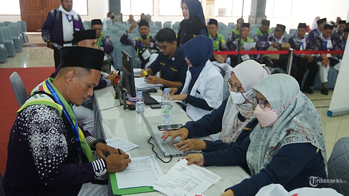 Jamaah calon haji melakukan pendataan saat tiba di Asrama Haji Pondok Gede, Jakarta Timur, Sabtu (11/5/2024). Sebanyak 385 calon haji asal DKI Jakarta yang tergabung dalam kloter pertama embarkasi haji Jakarta-Pondok Gede tiba di Asrama Haji untuk melakukan pendataan, cek kesehatan serta pengambilan passport dan pemasangan gelang sebagai tanda jamaah haji asal Indonesia sebelum diberangkatkan menuju tanah suci. Tribunnews/Jeprima 