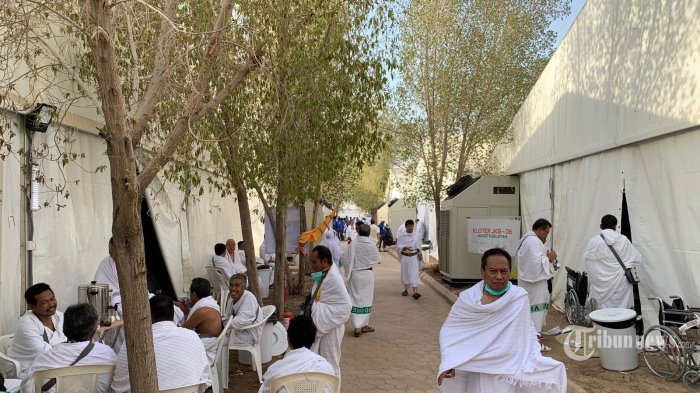 Sejumlah jamaah Haji dari Indonesia bersama jamaah haji dari seluruh dunia melakukan wukuf di Arafah, Arab Saudi, Jumat (8/7/2022). Pada pelaksanaan haji tahun ini masuk Haji Akbar karena wukuf di Arafah tepat pada hari Jumat. (TRIBUNNEWS/Bian Harnansa)